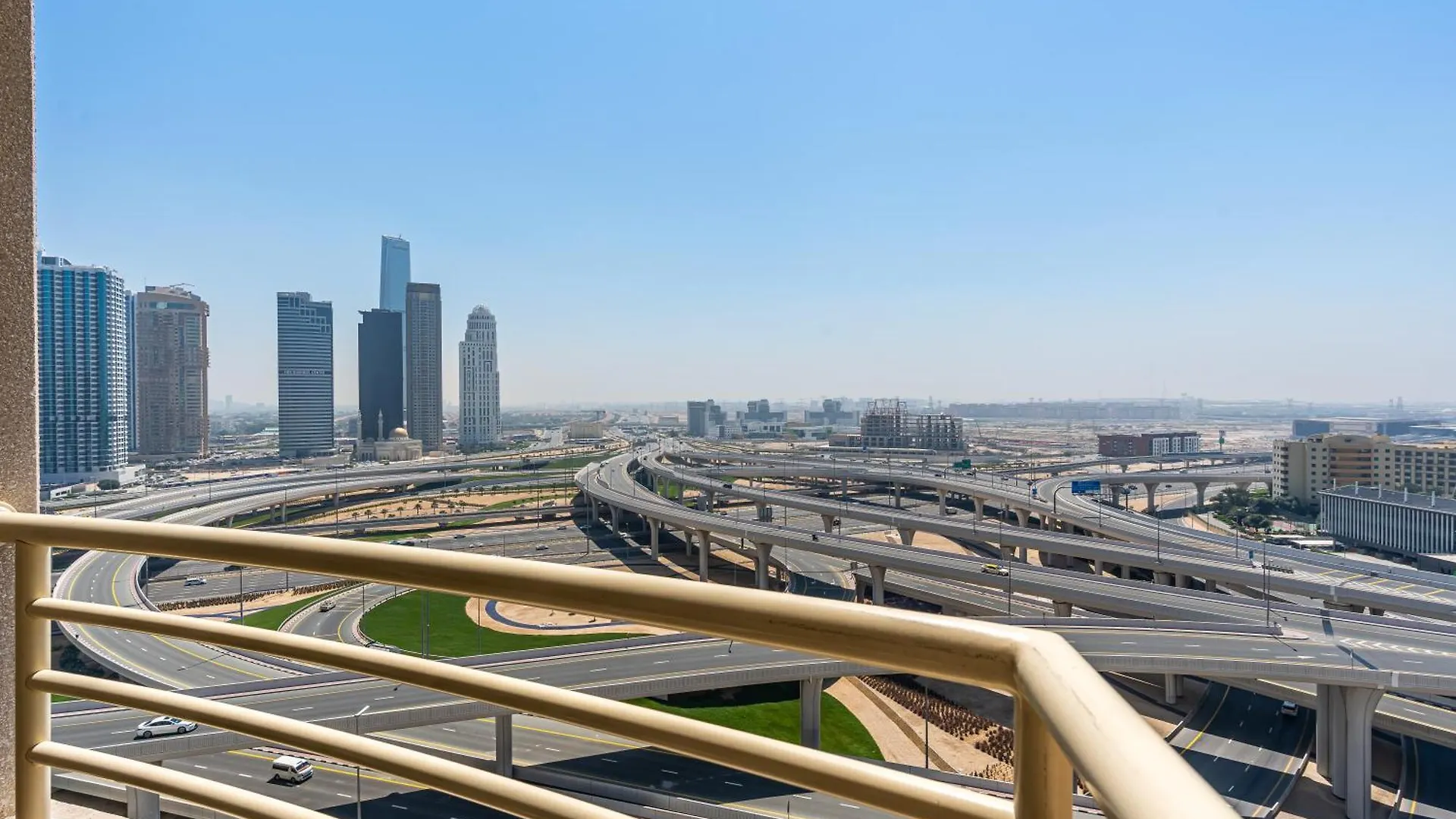 Apartment Lovely 1Bed With Balcony, Parking, Pool And Gym Dubai