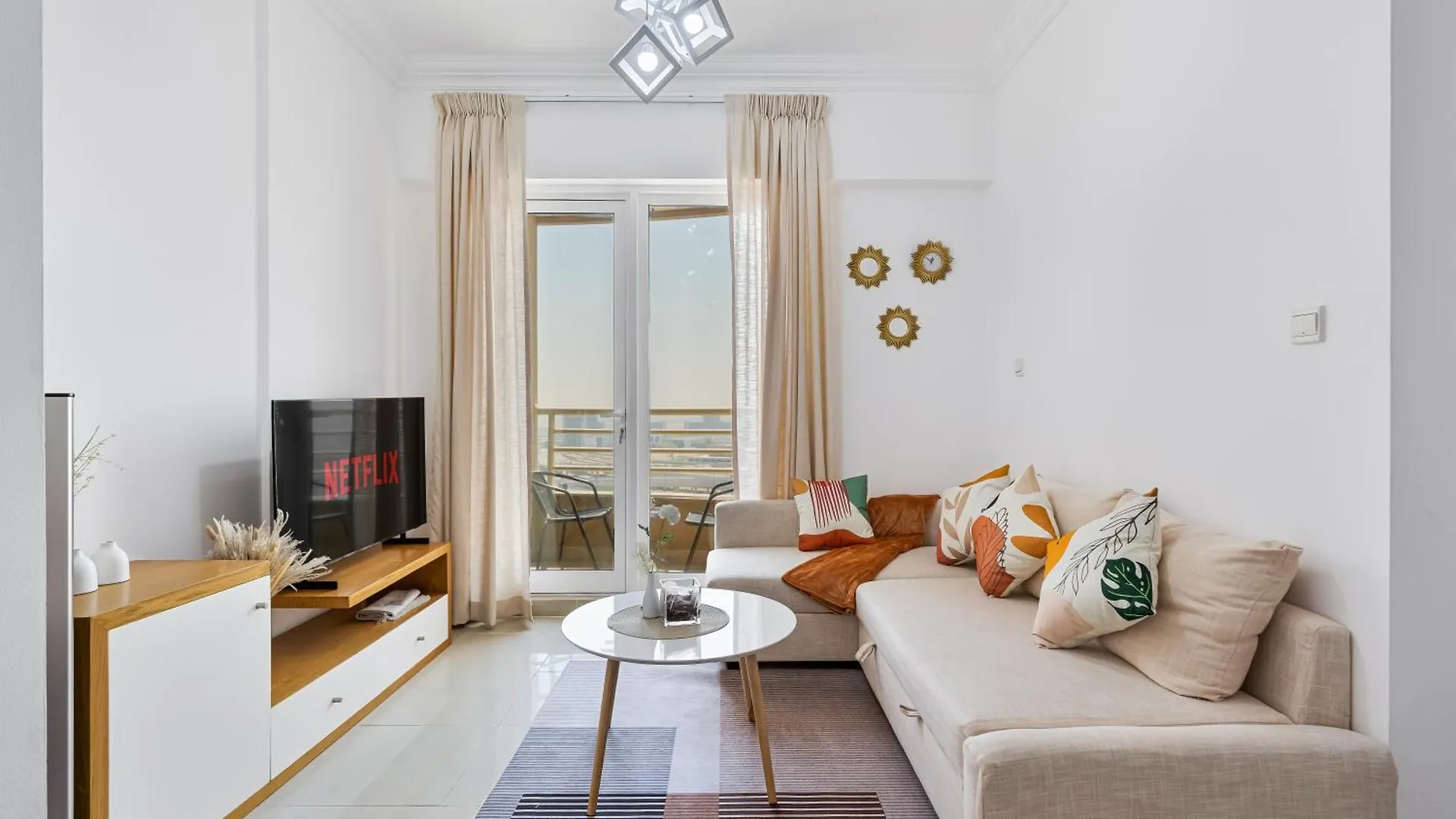 Lovely 1Bed With Balcony, Parking, Pool And Gym location